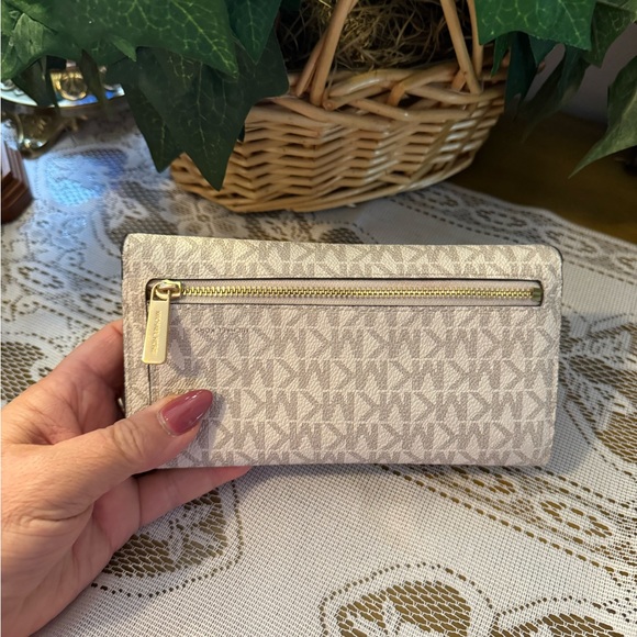 Michael Kors wallet - Picture 2 of 9